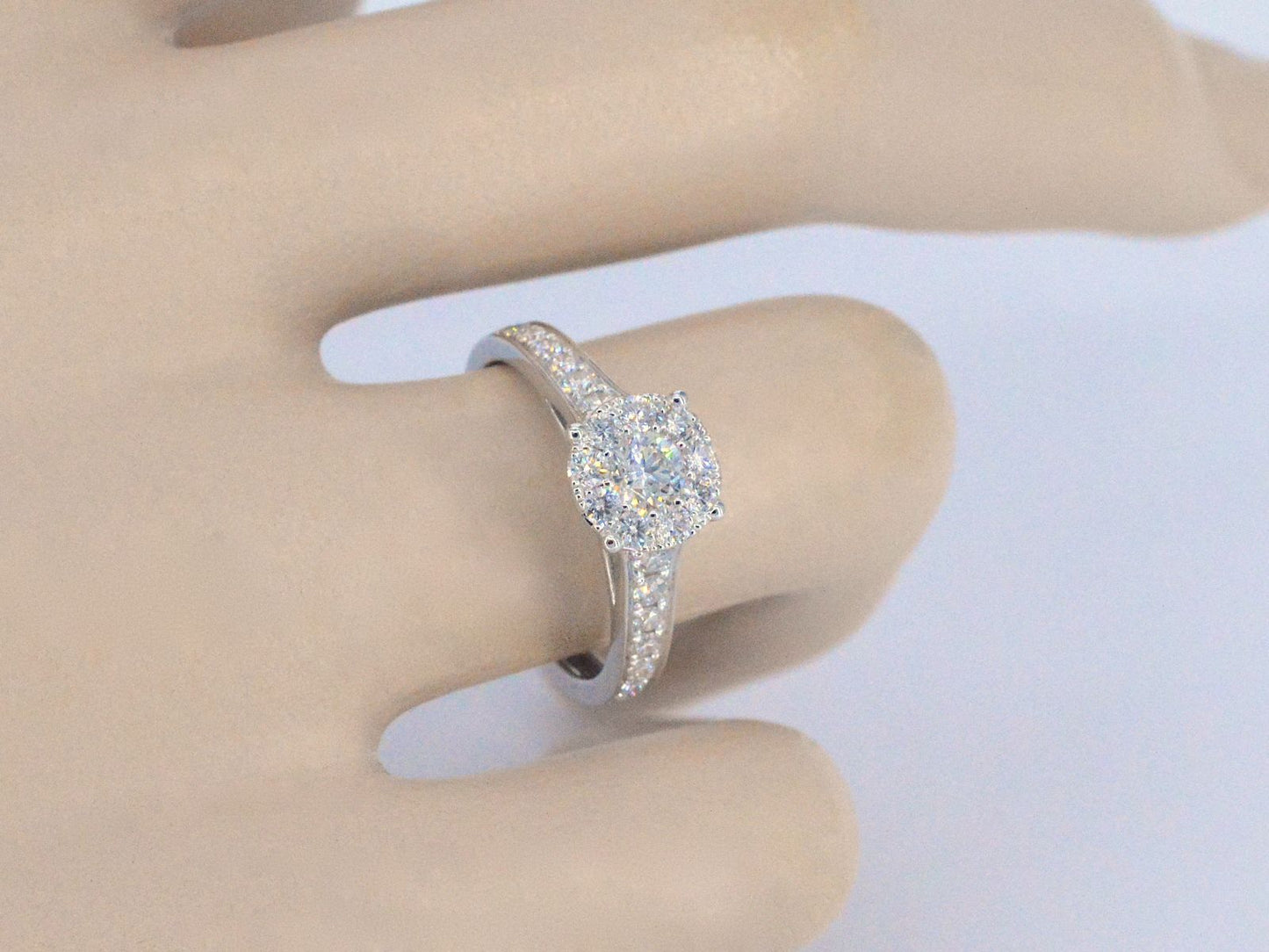 Witgouden entourage ring met briljant geslepen diamanten 1.00 carat