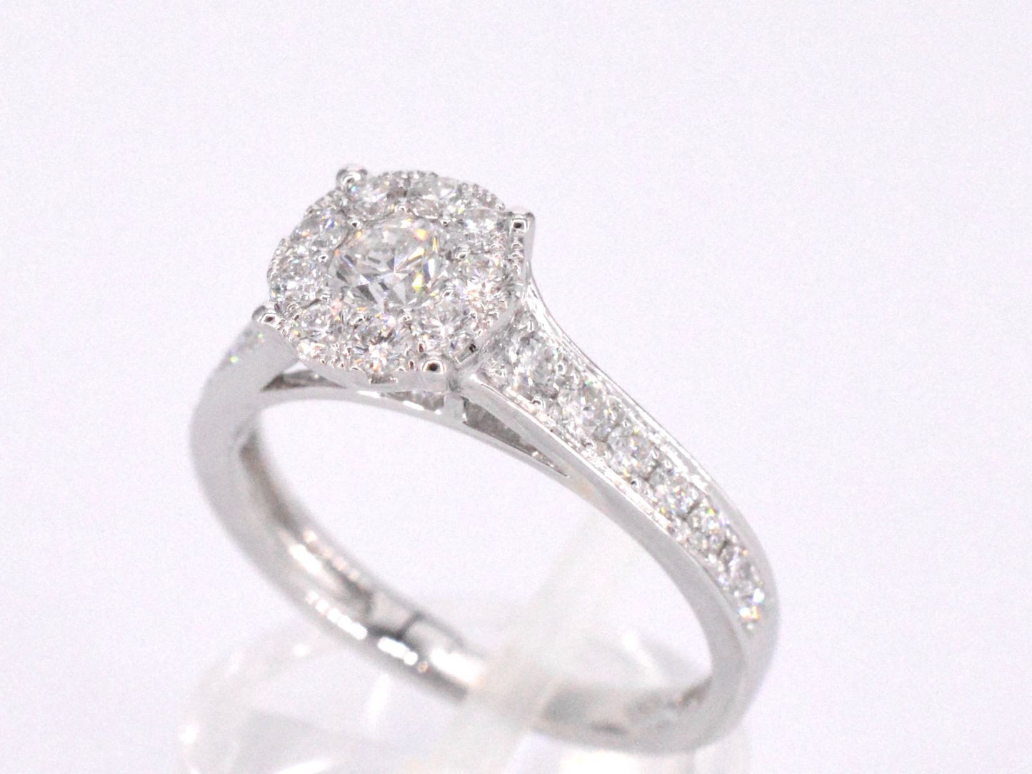 Witgouden entourage ring met briljant geslepen diamanten 1.00 carat