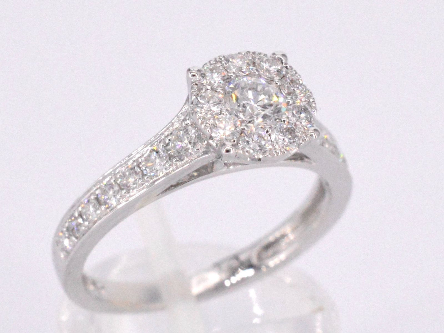 Witgouden entourage ring met briljant geslepen diamanten 1.00 carat