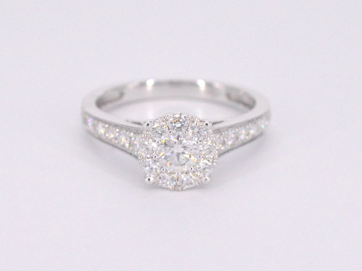 Witgouden entourage ring met briljant geslepen diamanten 1.00 carat