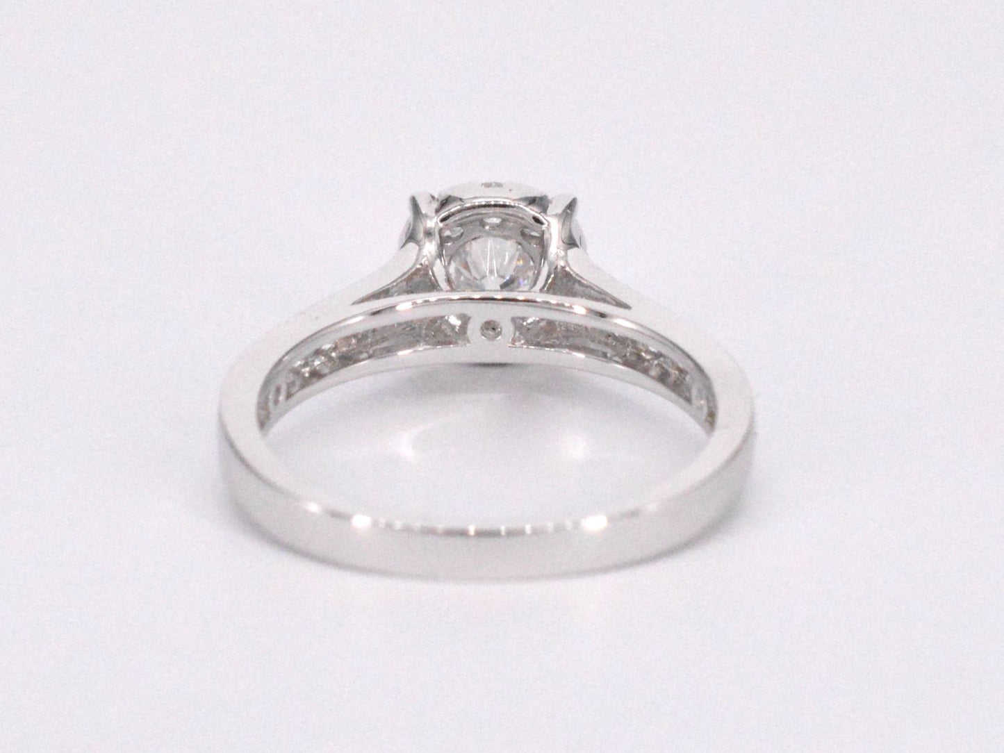 Witgouden entourage ring met briljant geslepen diamanten 1.00 carat