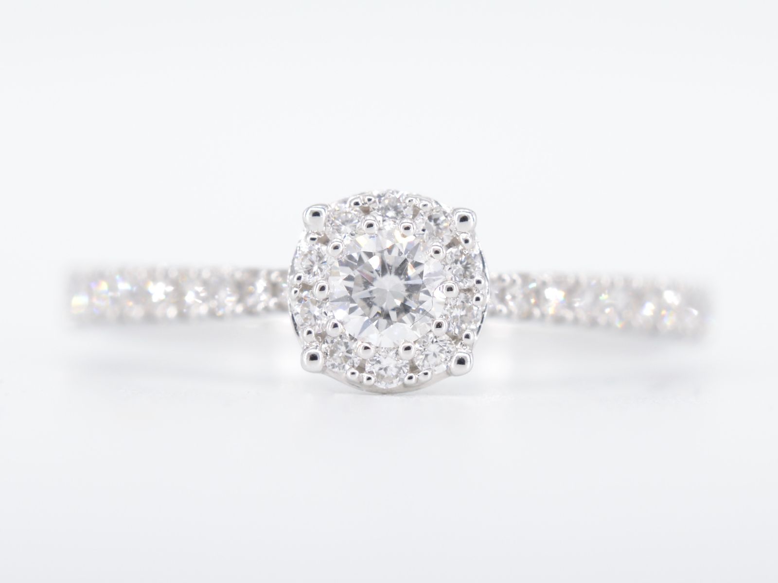 Witgouden entourage ring met diamanten