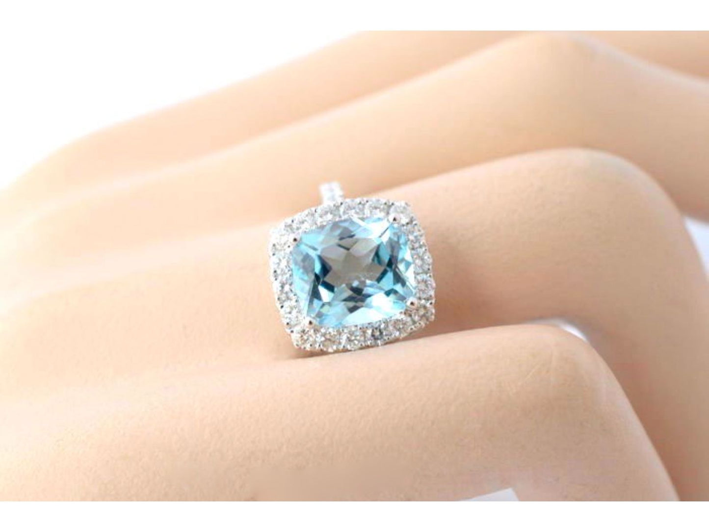 Witgouden entourage ring met natuurlijke topaas en diamanten