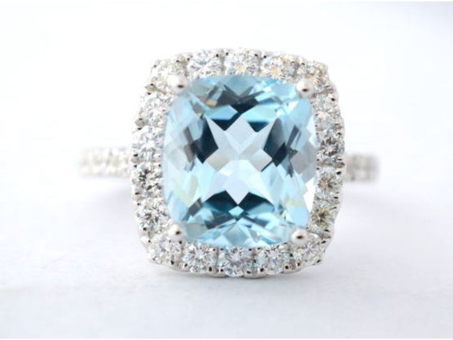 Witgouden entourage ring met natuurlijke topaas en diamanten