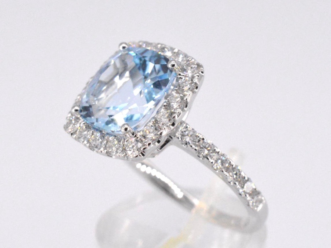 Witgouden entourage ring met natuurlijke topaas en diamanten