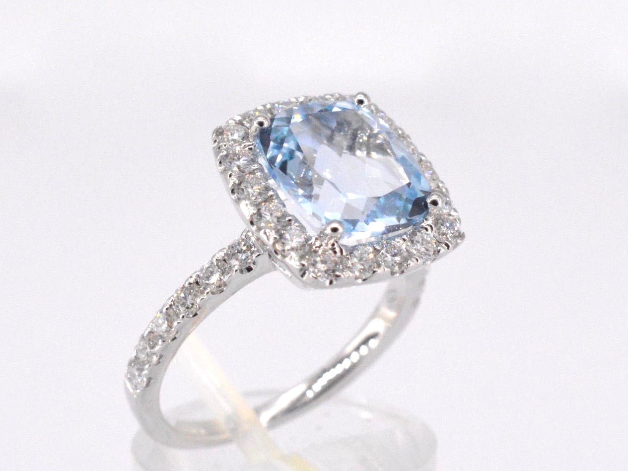 Witgouden entourage ring met natuurlijke topaas en diamanten