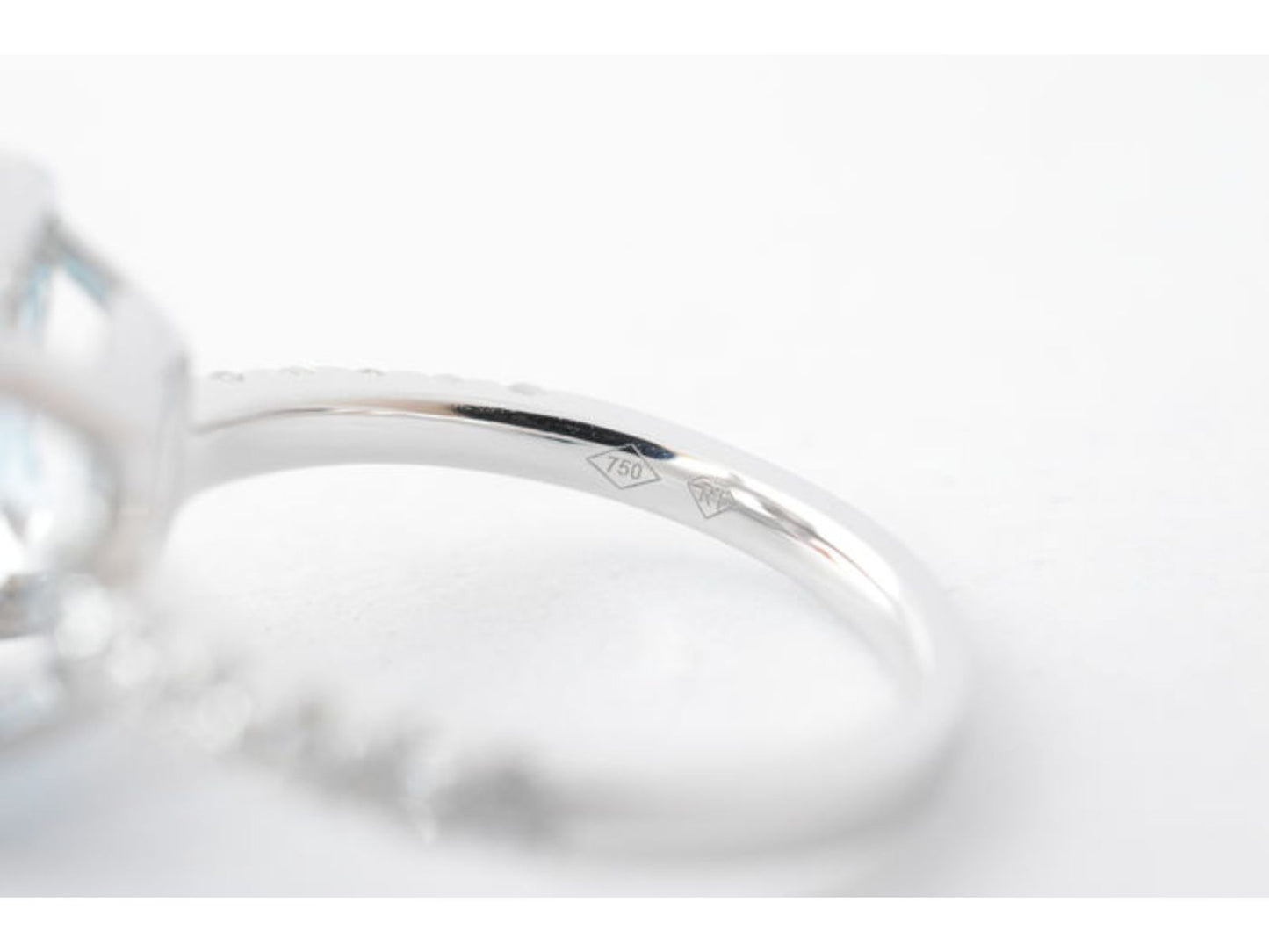 Witgouden entourage ring met natuurlijke topaas en diamanten