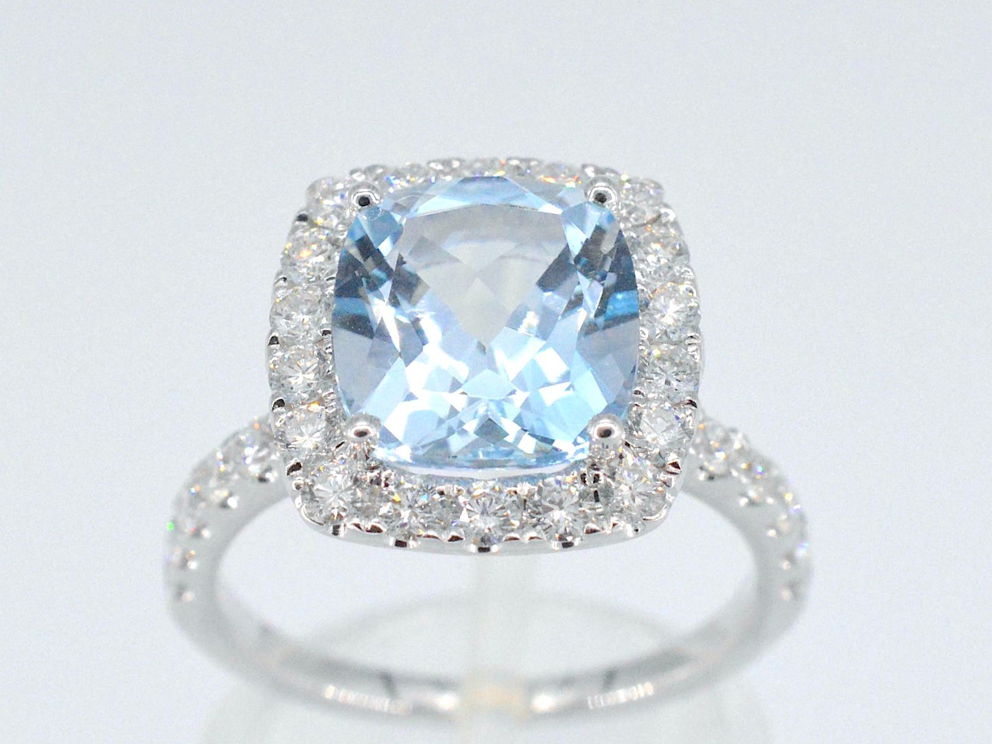 Witgouden entourage ring met natuurlijke topaas en diamanten