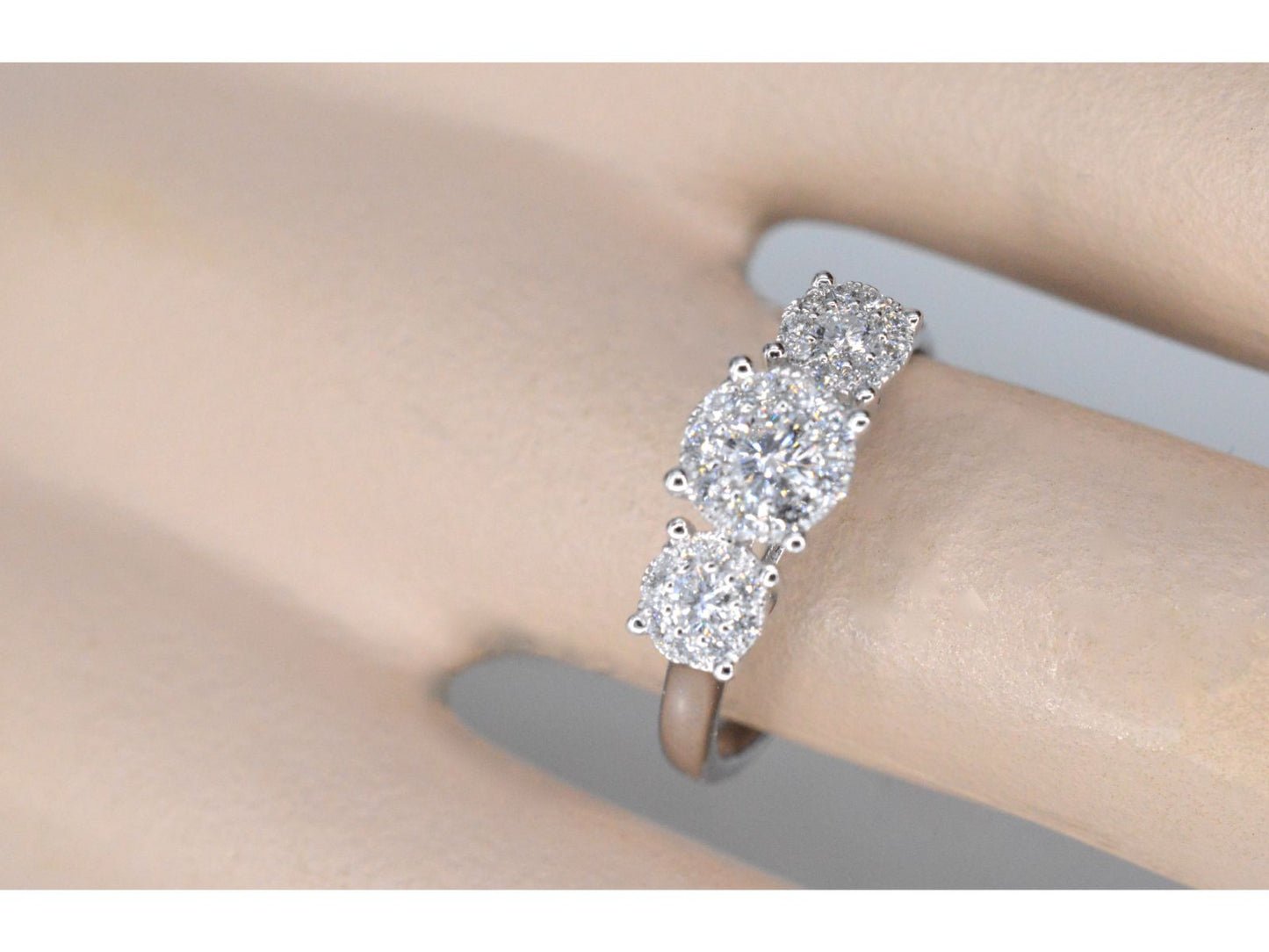 ring met drie chatons van diamanten 0.75 carat