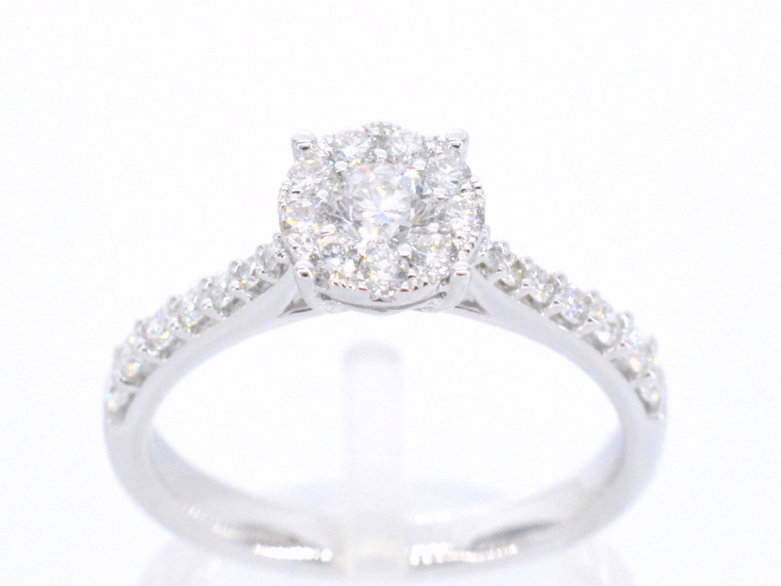 Witgouden entourage ring met briljant geslepen diamanten