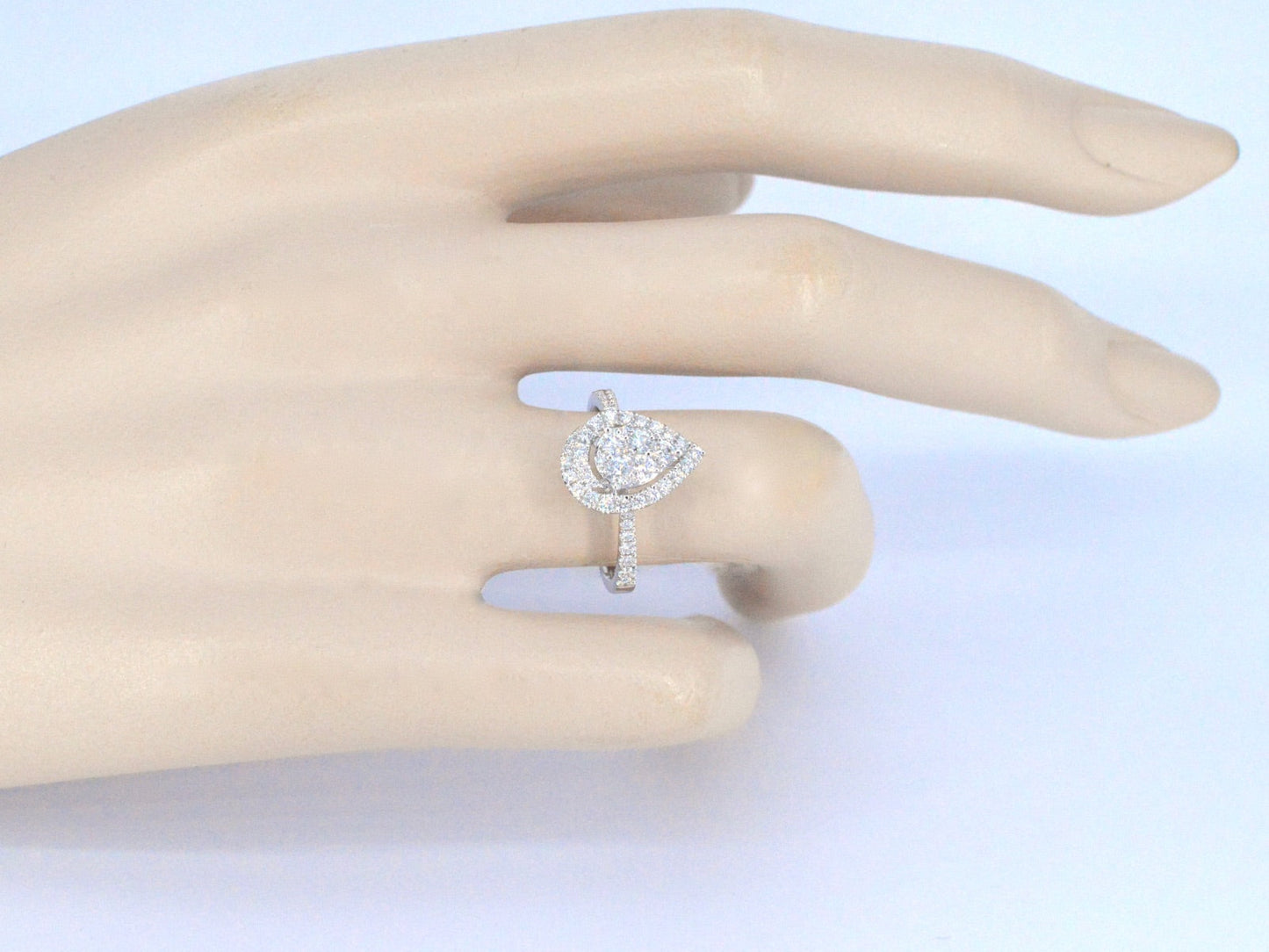 Witgouden entourage ring diamanten pear shape