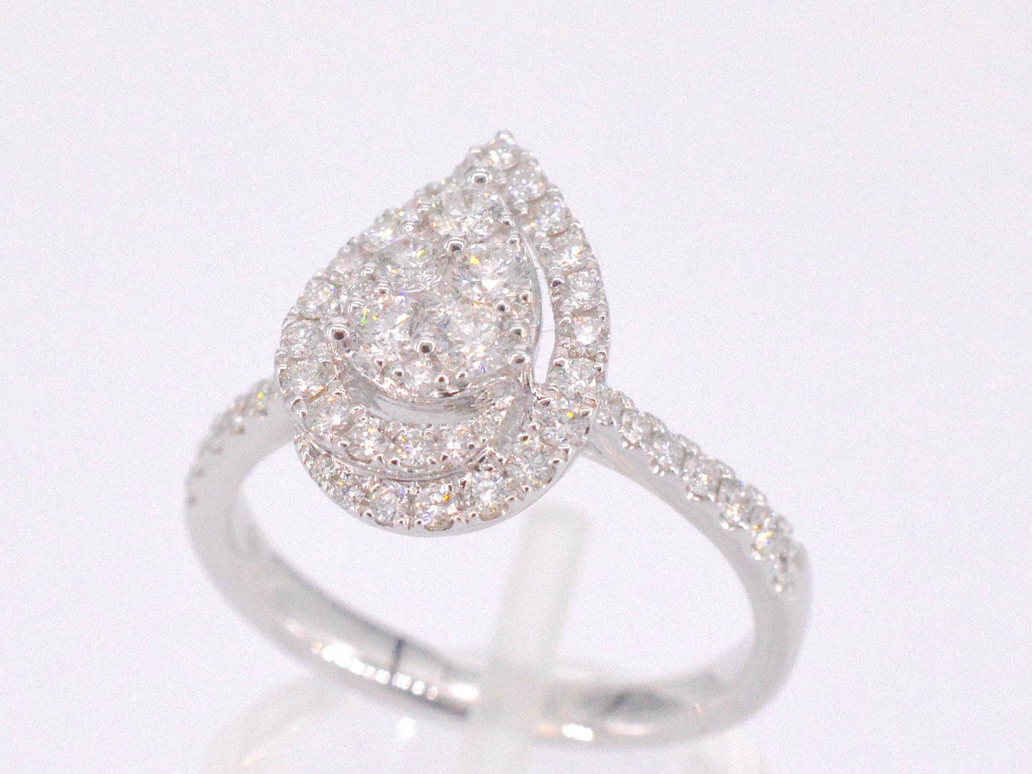 Witgouden entourage ring diamanten pear shape