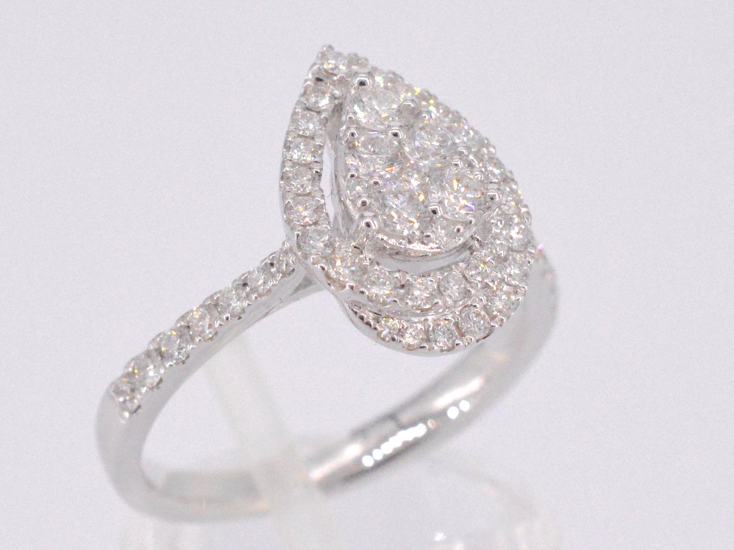 Witgouden entourage ring diamanten pear shape