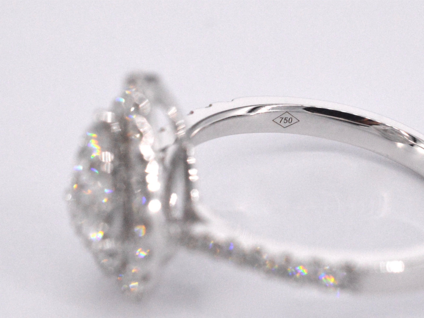 Witgouden entourage ring diamanten pear shape