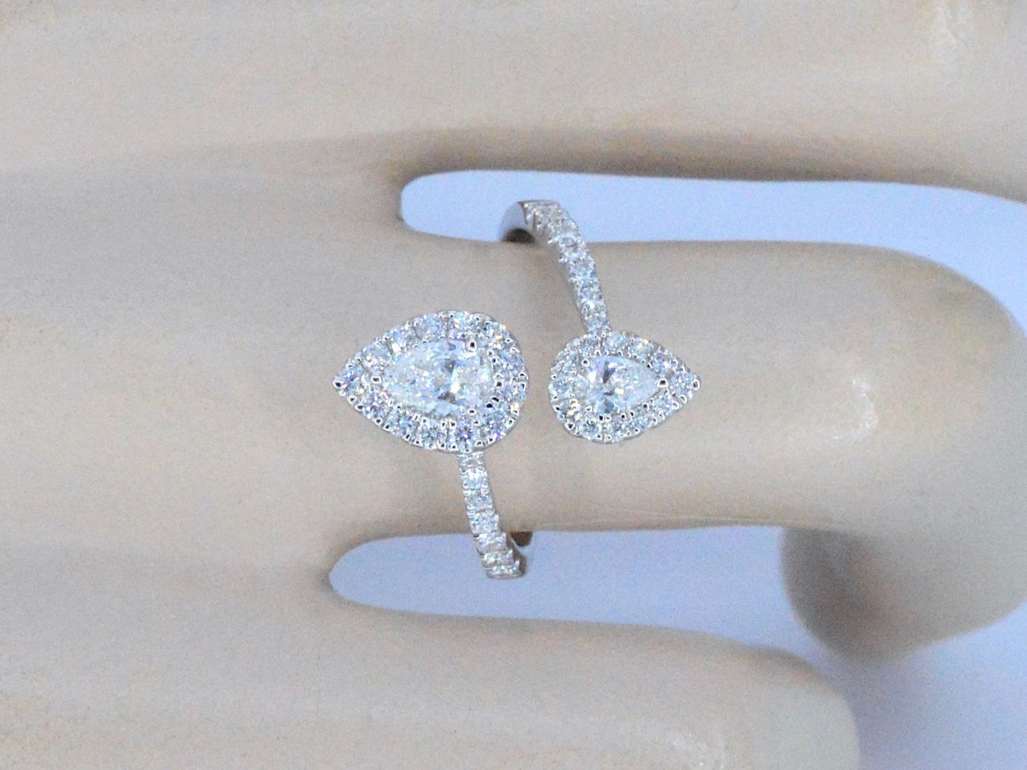Witgouden rijring met pearshape en Briljant geslepen diamanten 1.25 carat