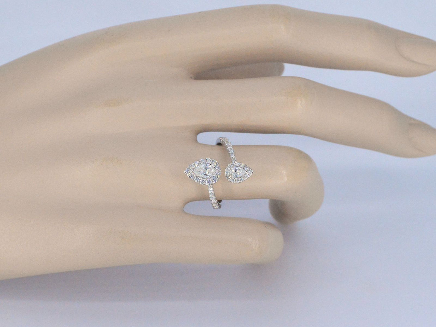 Witgouden rijring met pearshape en Briljant geslepen diamanten 1.25 carat