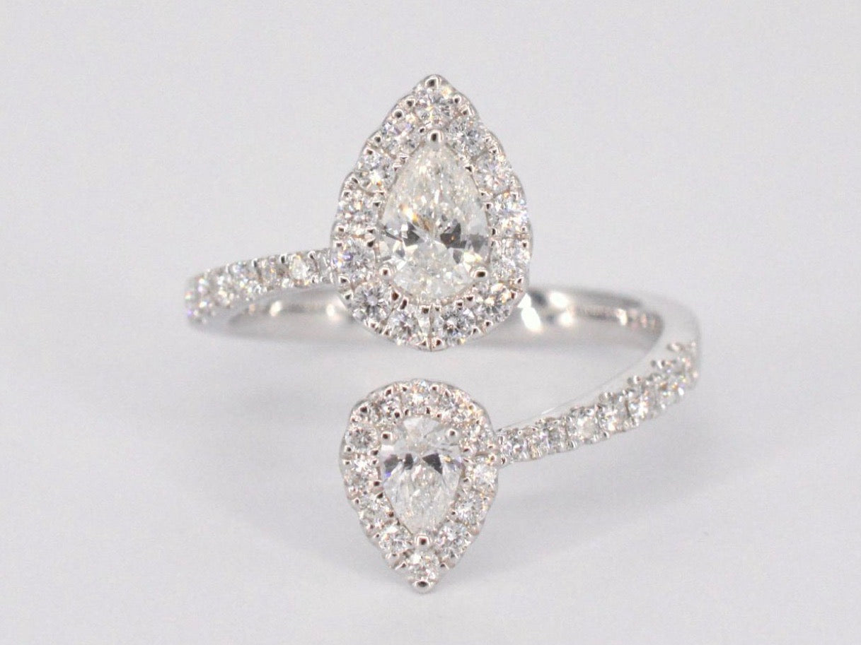 Witgouden rijring met pearshape en Briljant geslepen diamanten 1.25 carat