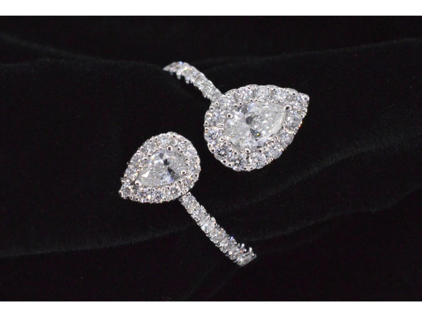 Witgouden rijring met pearshape en Briljant geslepen diamanten 1.25 carat