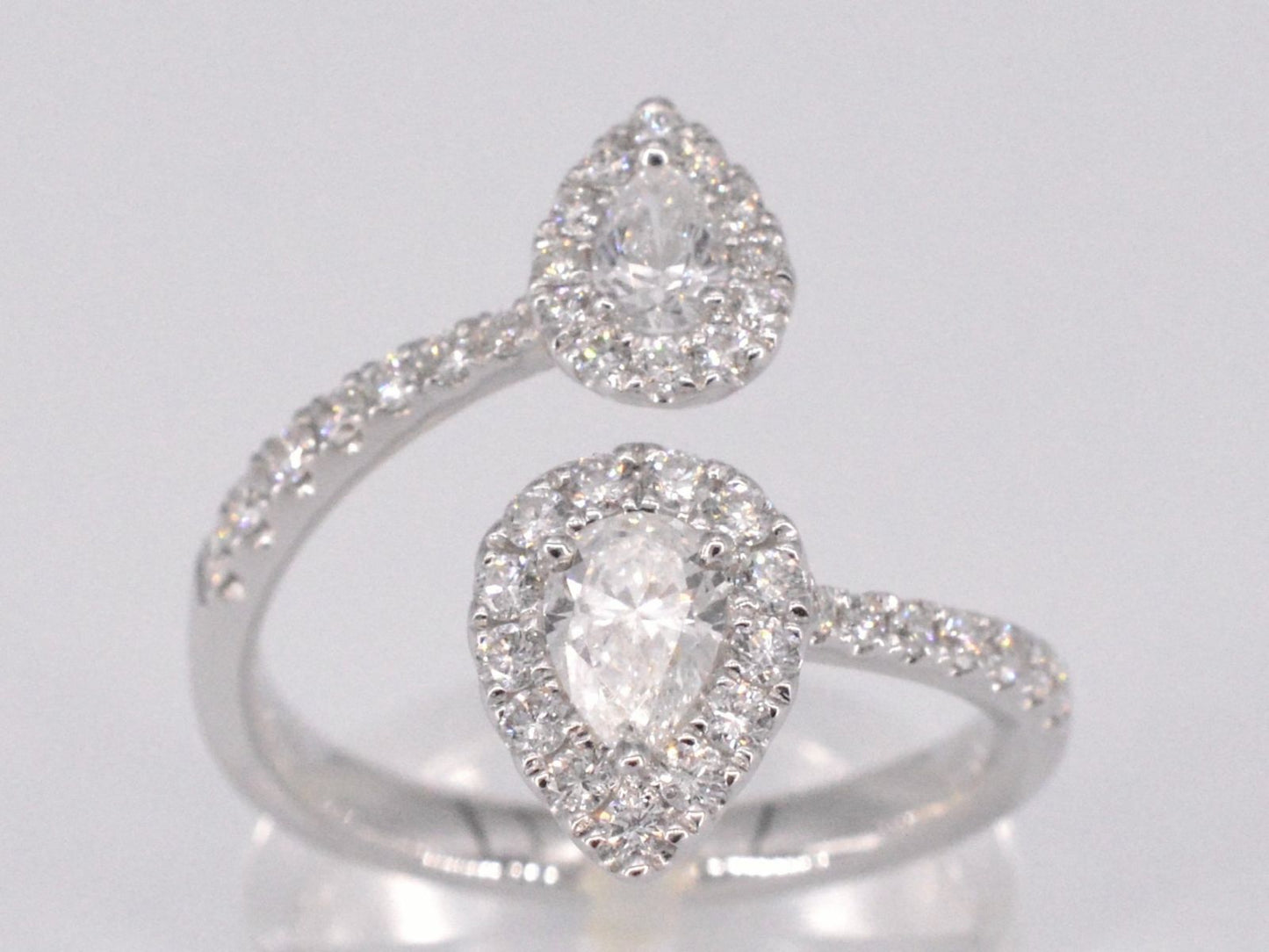 Witgouden rijring met pearshape en Briljant geslepen diamanten 1.25 carat
