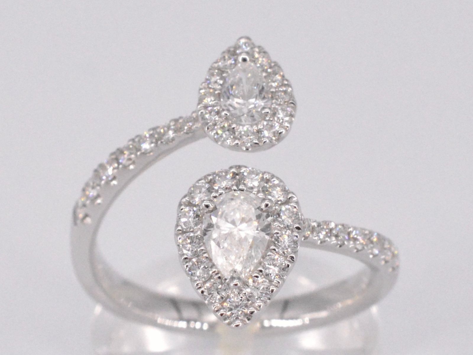 Witgouden rijring met pearshape en Briljant geslepen diamanten 1.25 carat