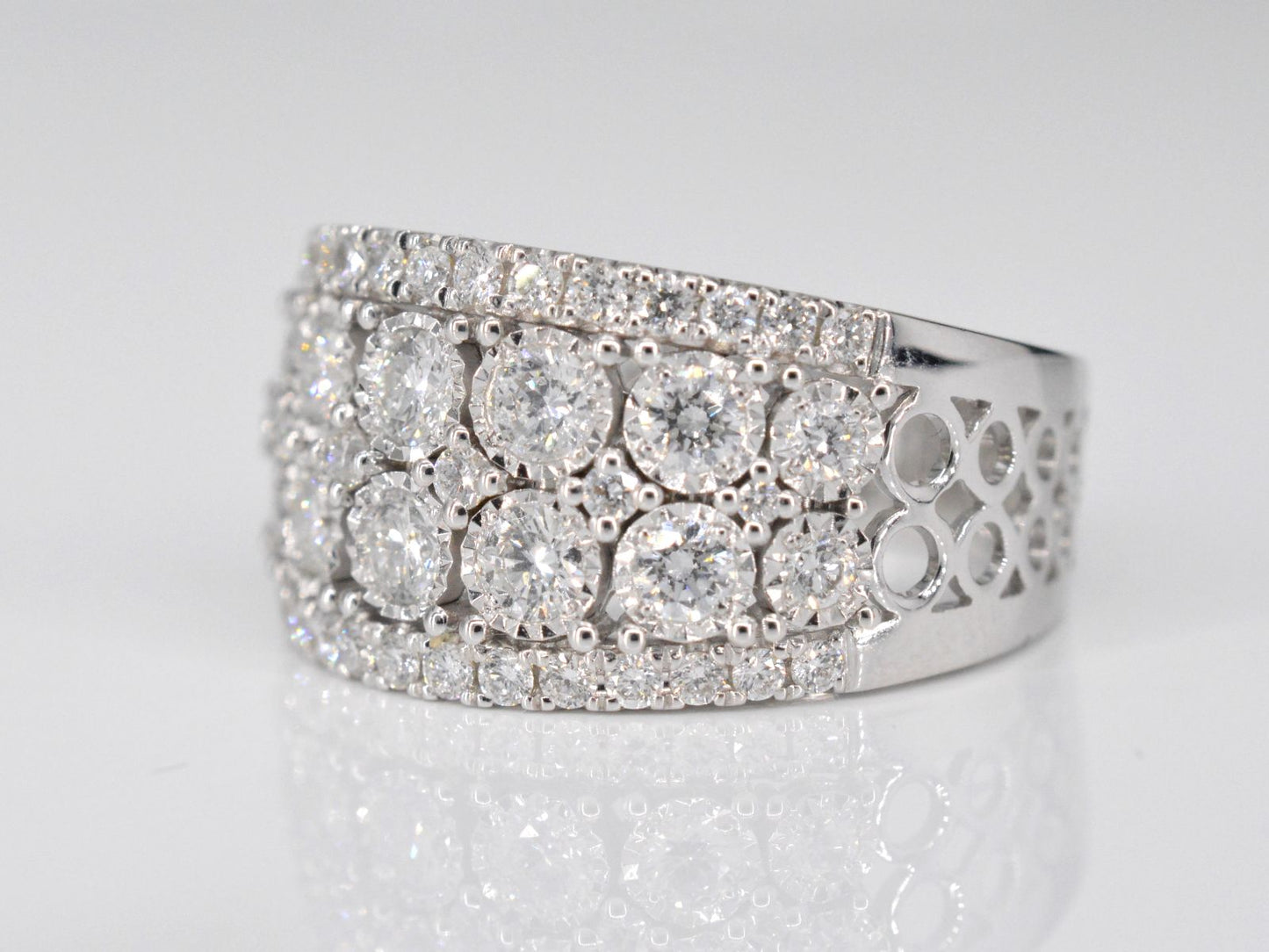 Witgouden pavering met diamanten