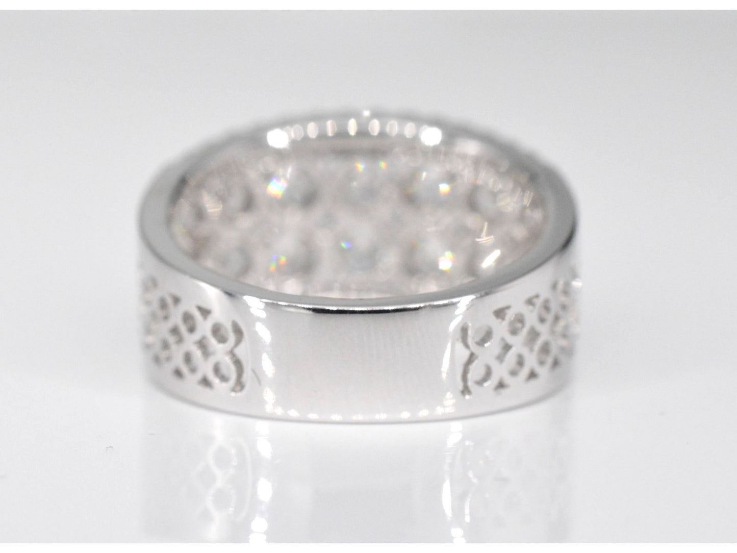 Witgouden pavering met diamanten