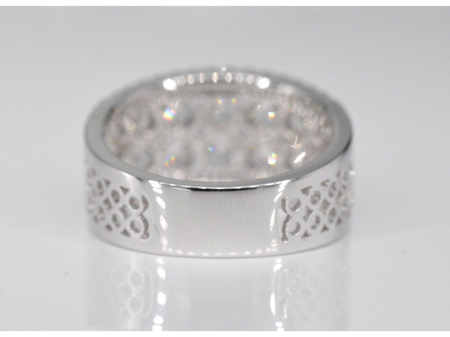 Witgouden pavering met diamanten