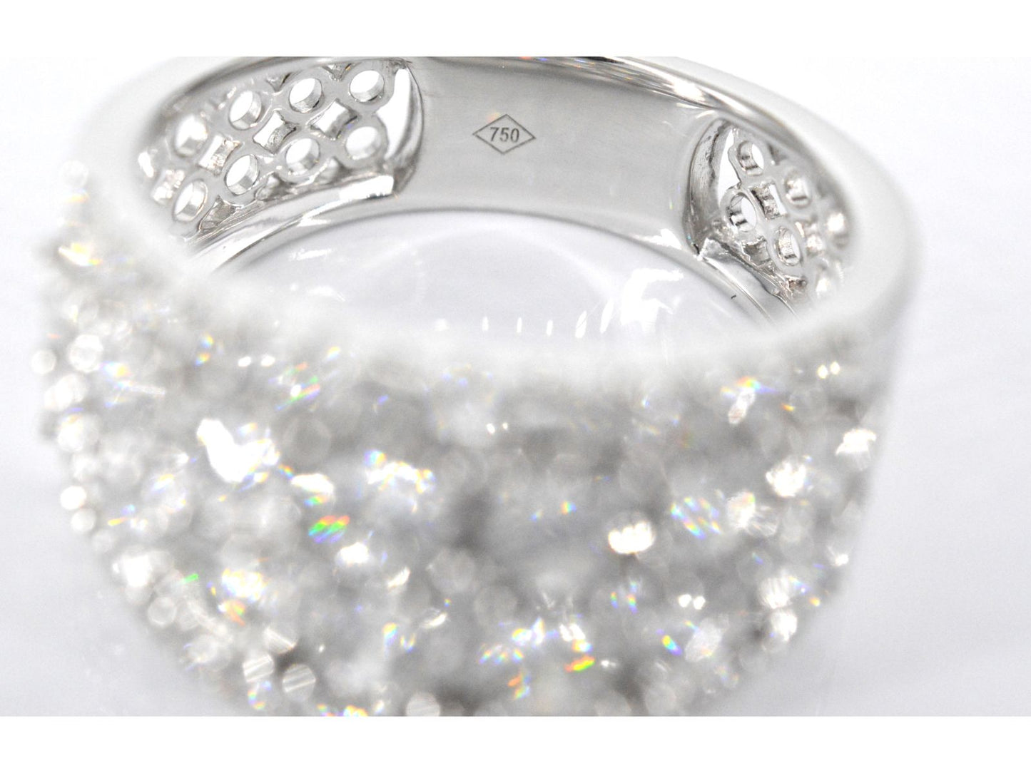 Witgouden pavering met diamanten