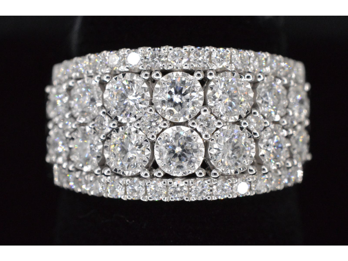 Witgouden pavering met diamanten