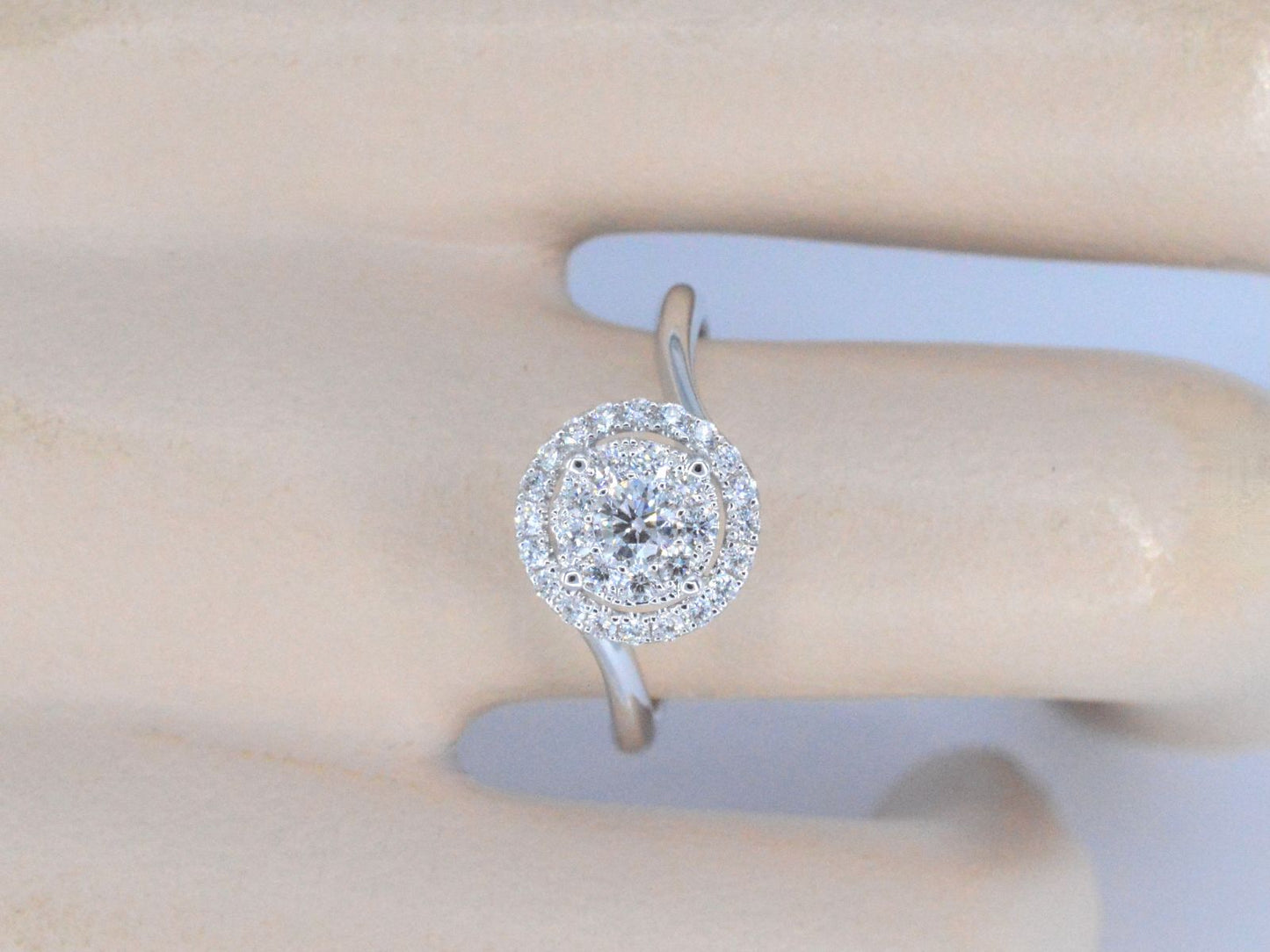 Witgouden entourage slagring met diamanten