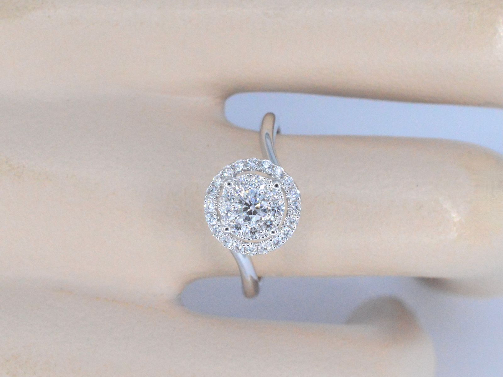 Witgouden entourage slagring met diamanten 1016-1