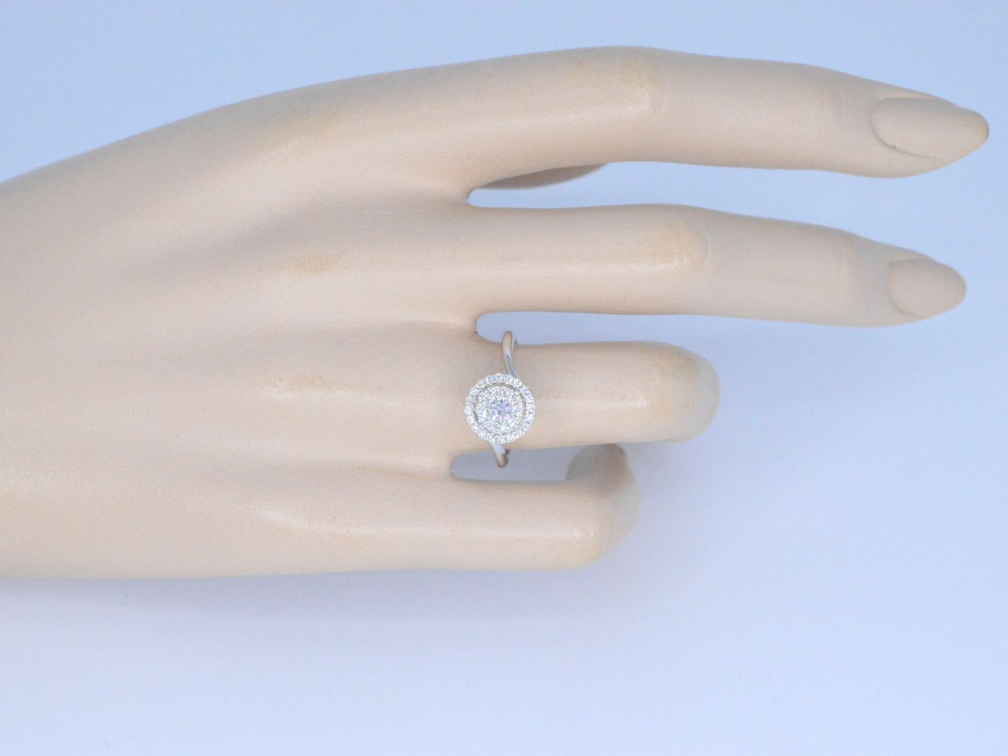 Witgouden entourage slagring met diamanten