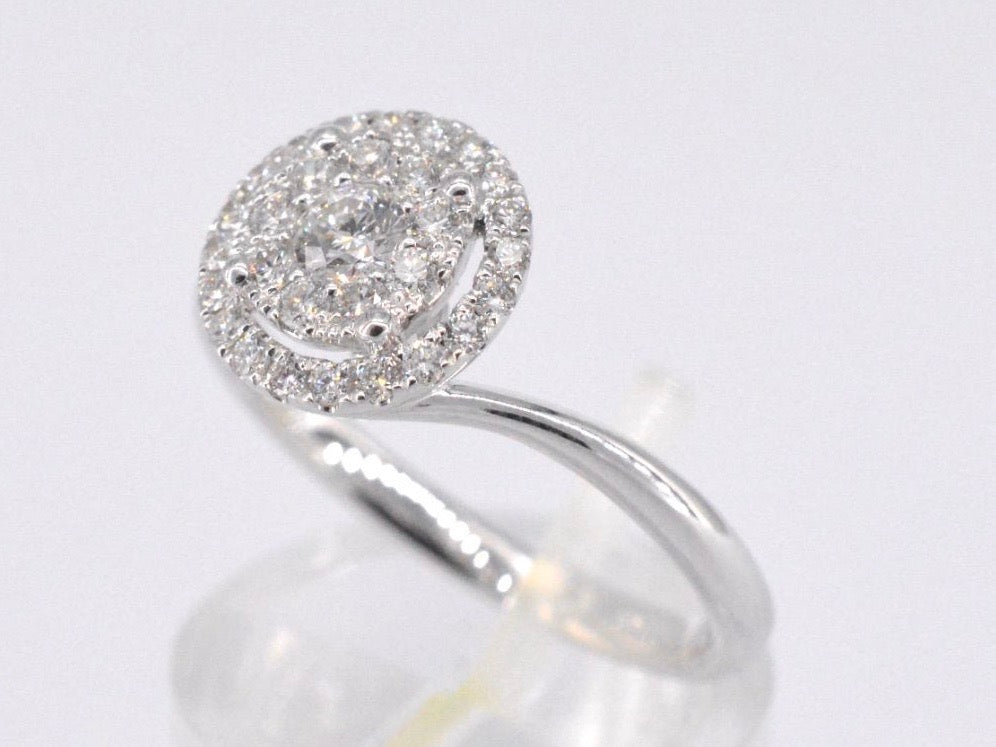 Witgouden entourage slagring met diamanten