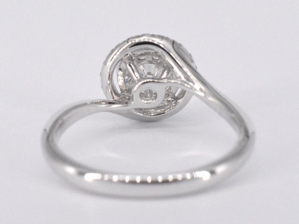 Witgouden entourage slagring met diamanten