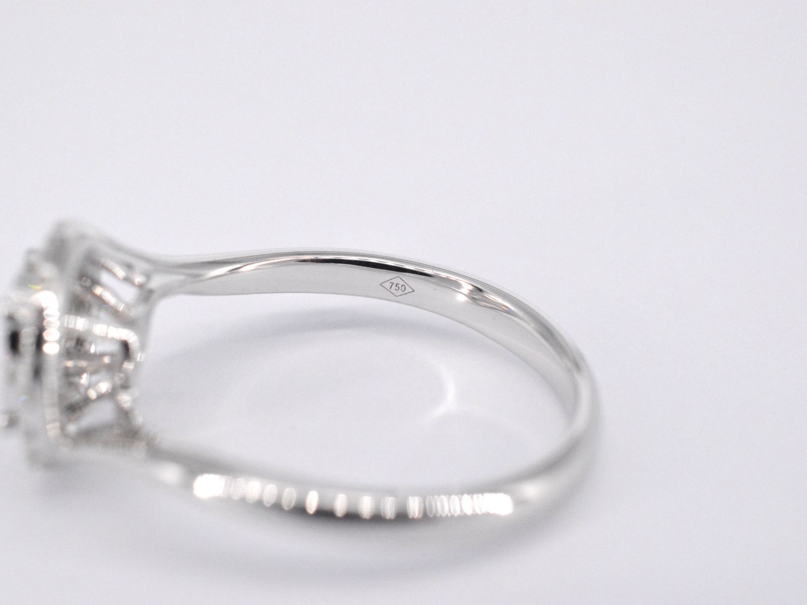 Witgouden entourage slagring met diamanten 1016-7