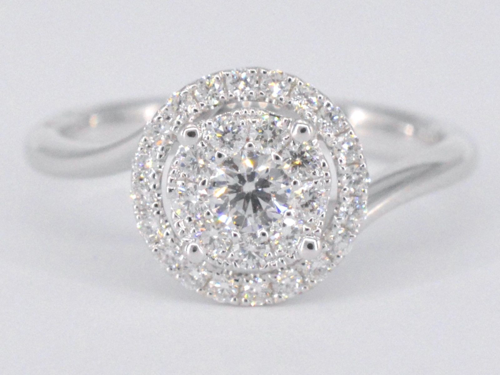 Witgouden entourage slagring met diamanten