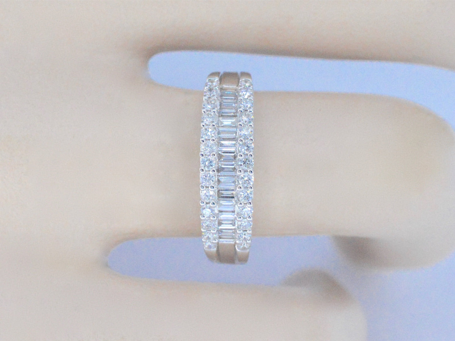 Witgouden ring met briljant en baguettes