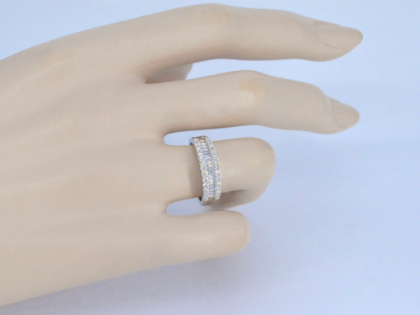Witgouden ring met briljant en baguettes