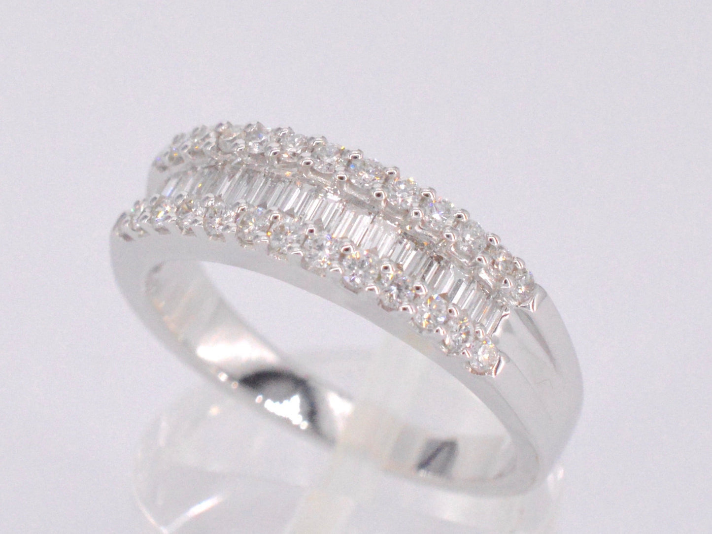Witgouden ring met briljant en baguettes