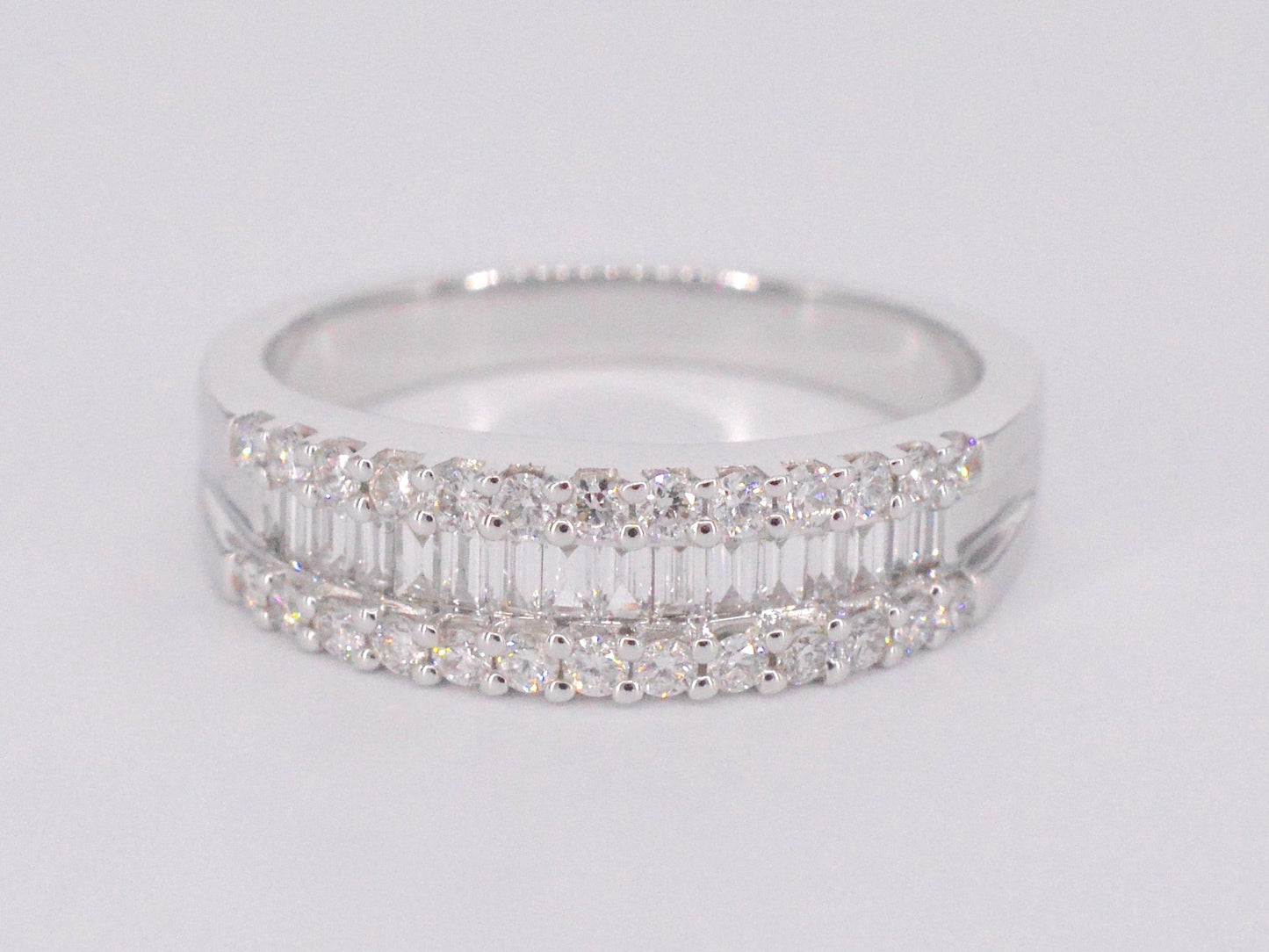 Witgouden ring met briljant en baguettes