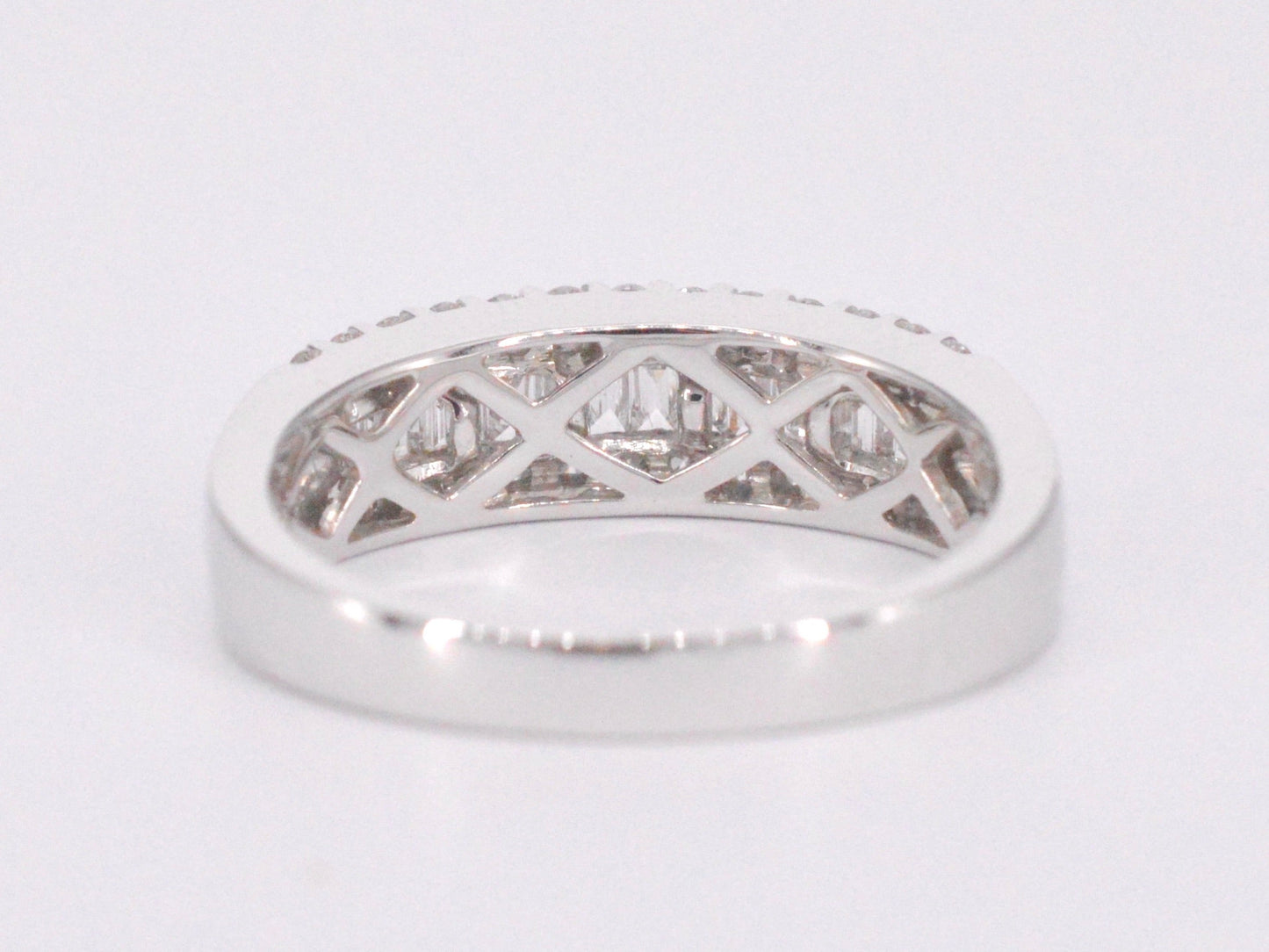 Witgouden ring met briljant en baguettes