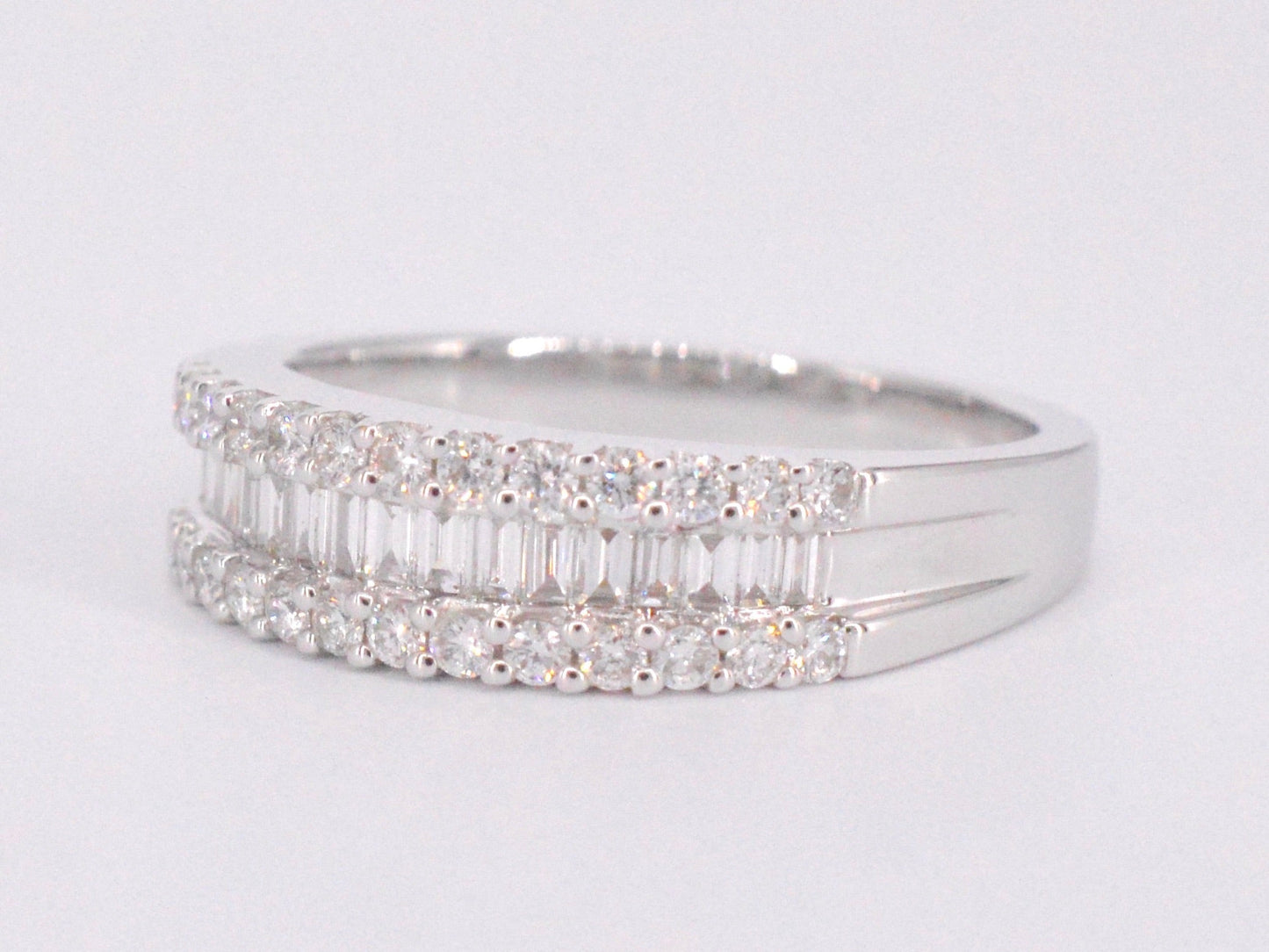 Witgouden ring met briljant en baguettes