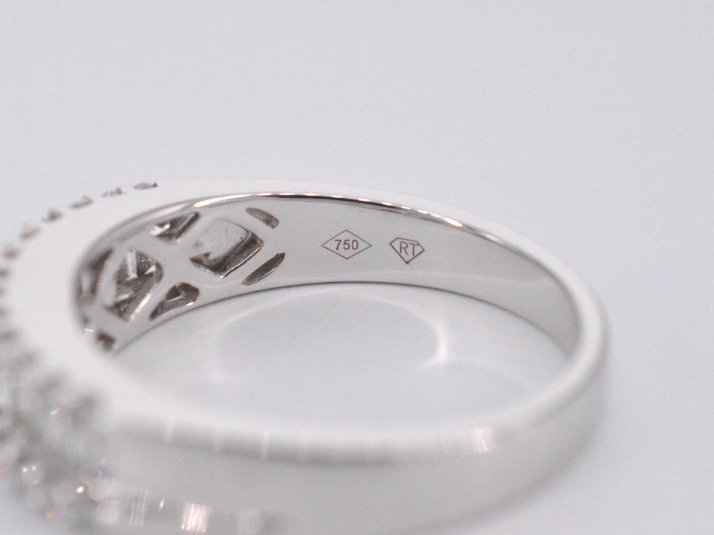 Witgouden ring met briljant en baguettes