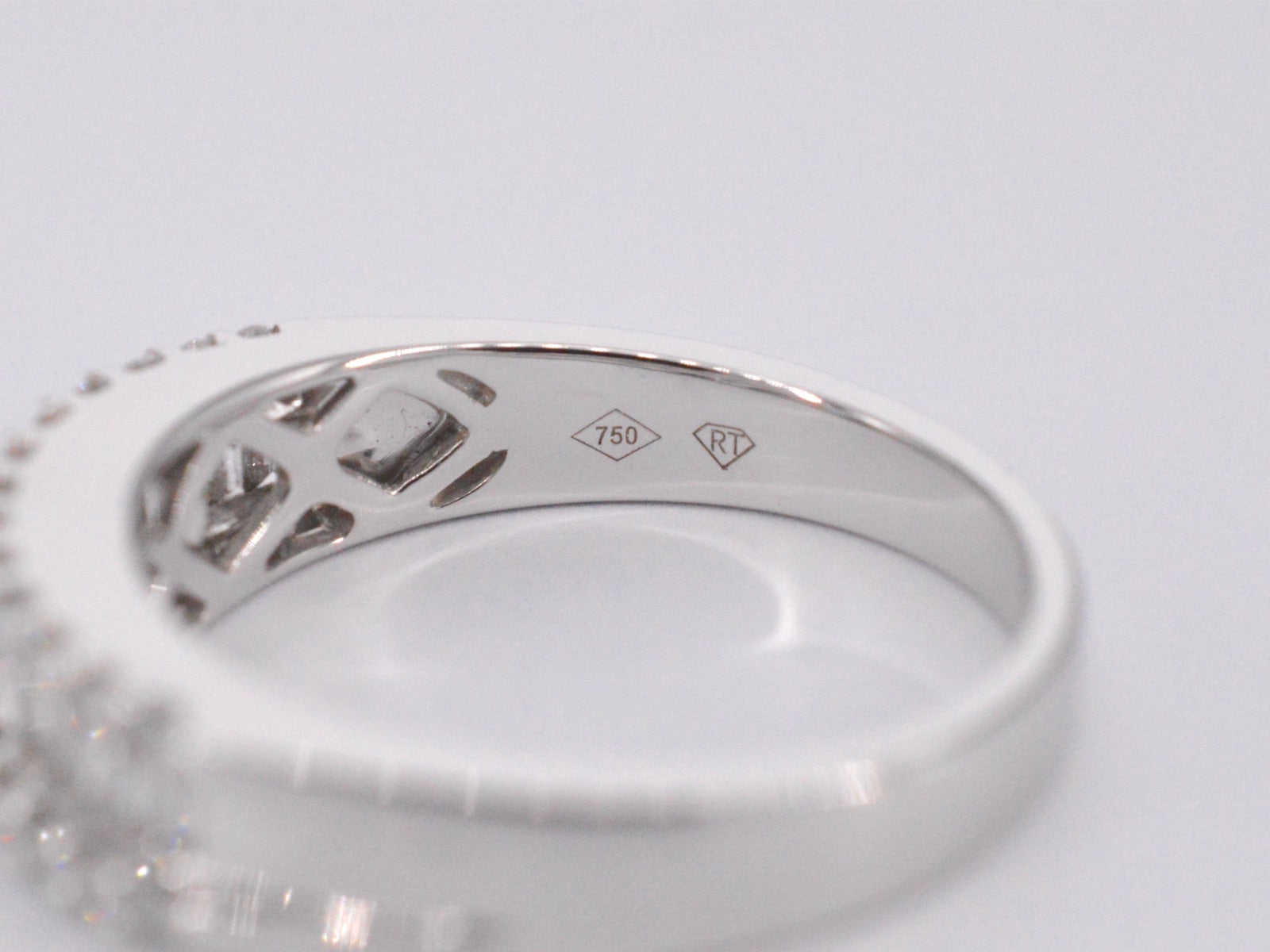 Witgouden ring met briljant en baguettes 1017-8