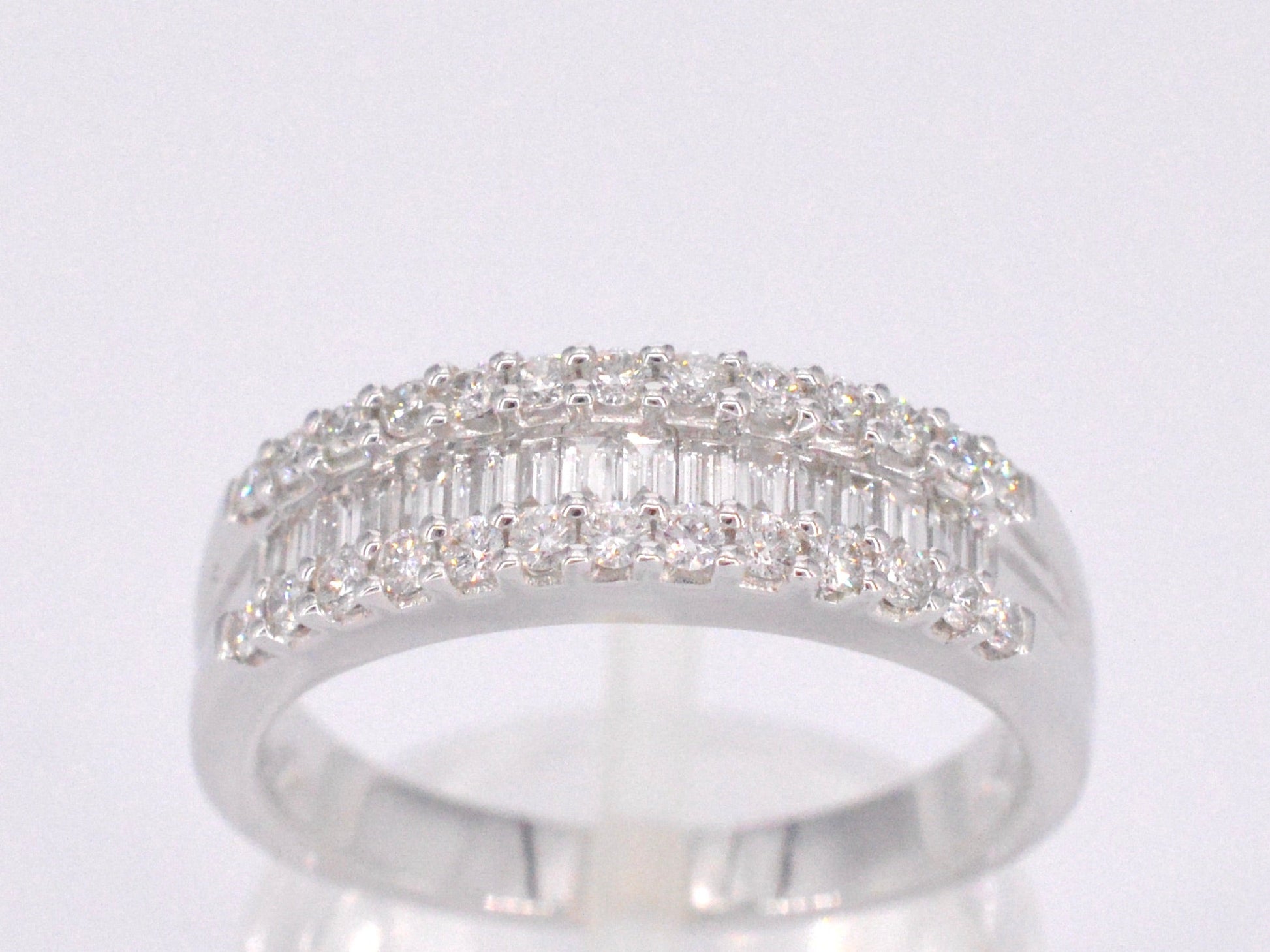 Witgouden ring met briljant en baguettes