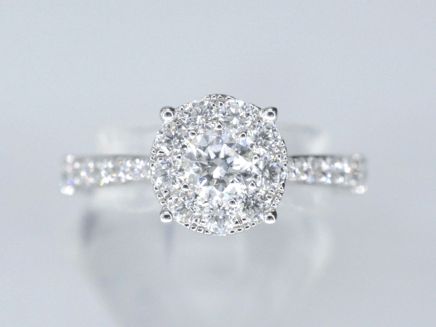 Witgouden entourage ring met grote briljant geslepen diamanten