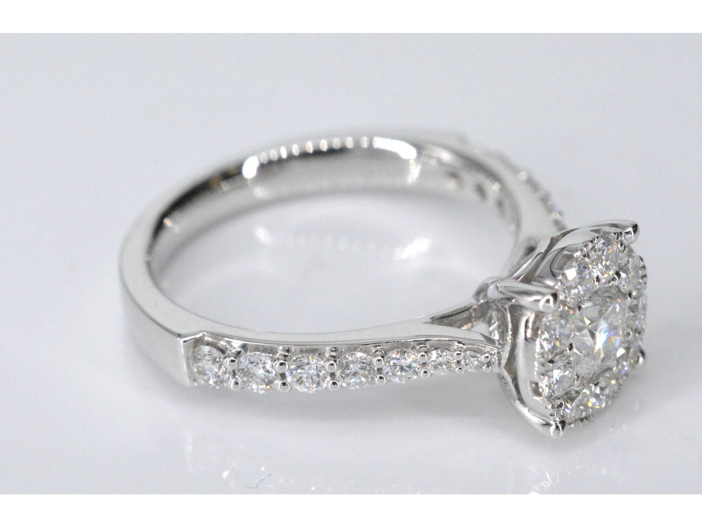 Witgouden entourage ring met grote briljant geslepen diamanten
