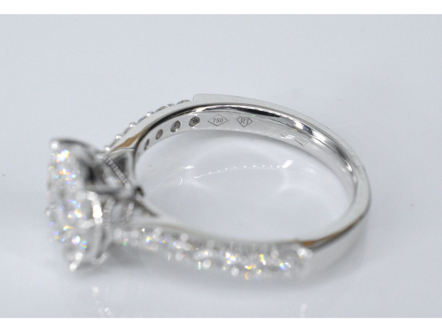 Witgouden entourage ring met grote briljant geslepen diamanten