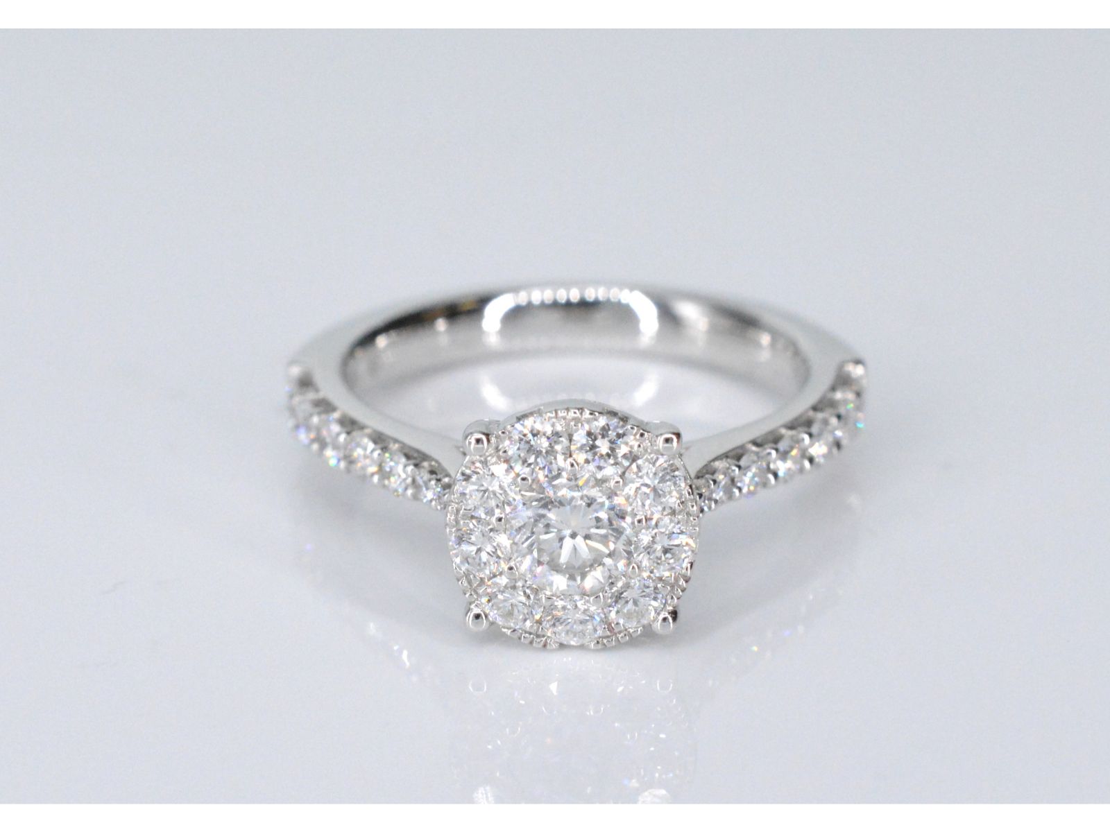 Witgouden entourage ring met grote briljant geslepen diamanten