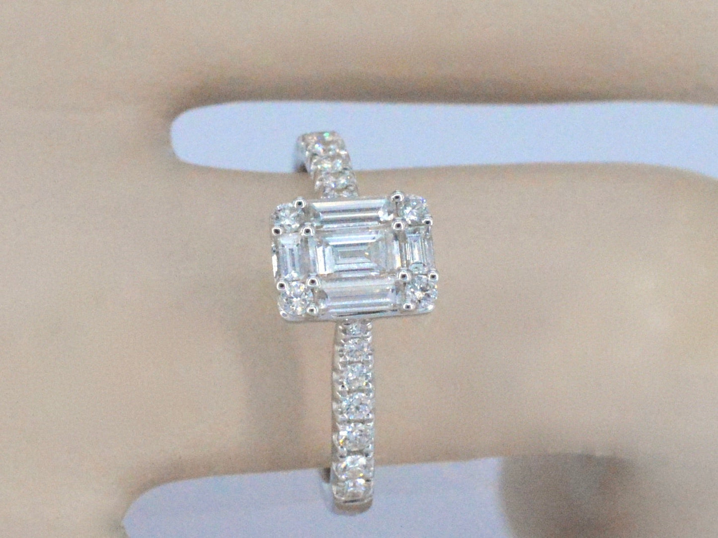 Entourage ring met baguette en Briljant geslepen diamanten